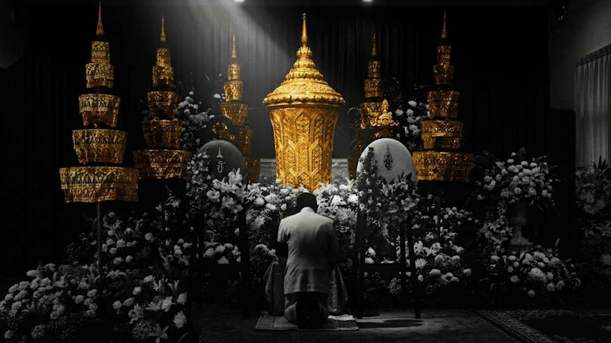 การจัดโกศและดอกไม้ประดับภายในศาลา 32 เสถียรไทย วัดธาตุทอง