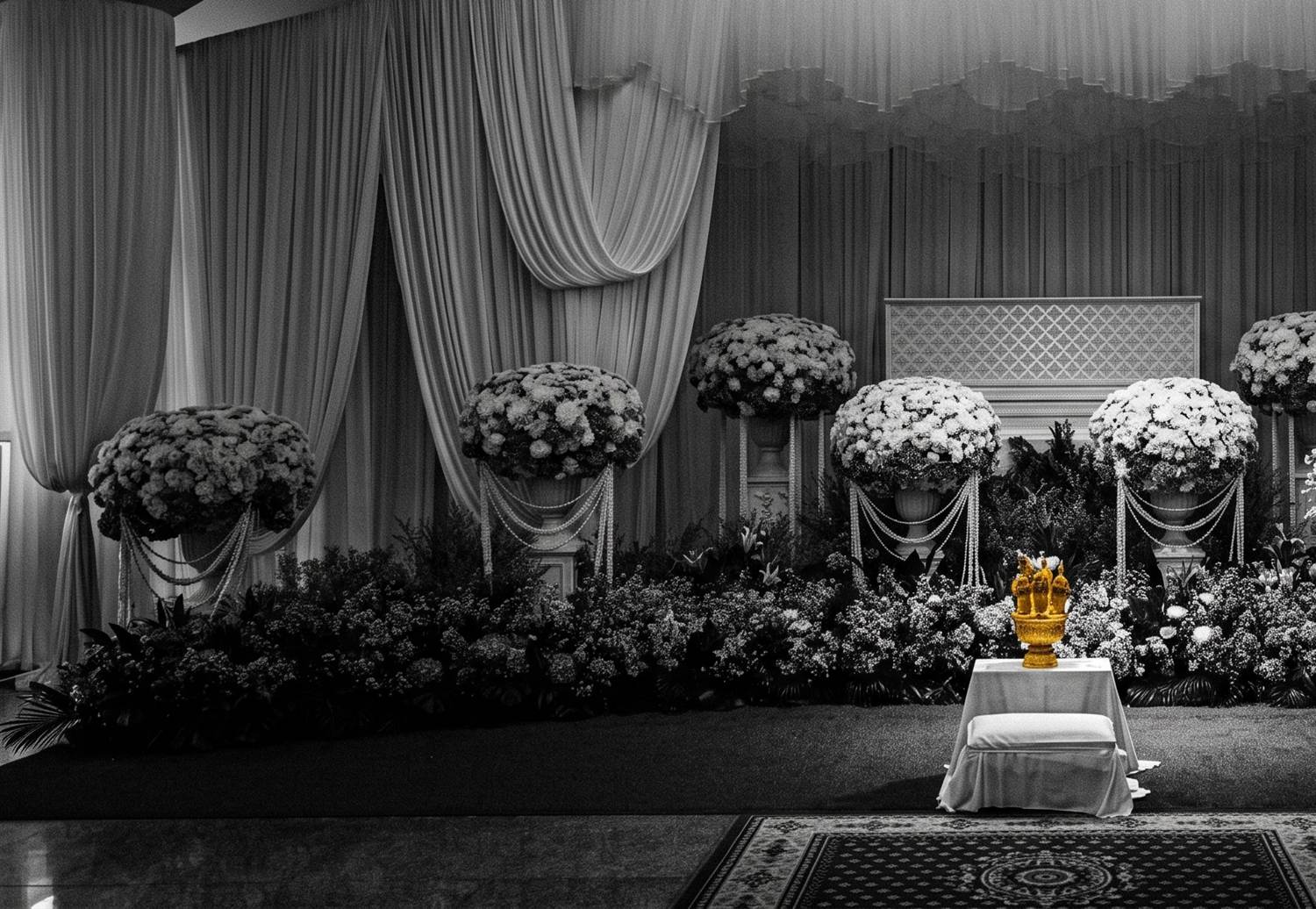 การจัดดอกไม้ประดับภายในศาลา 7 วัดศรีเอี่ยม