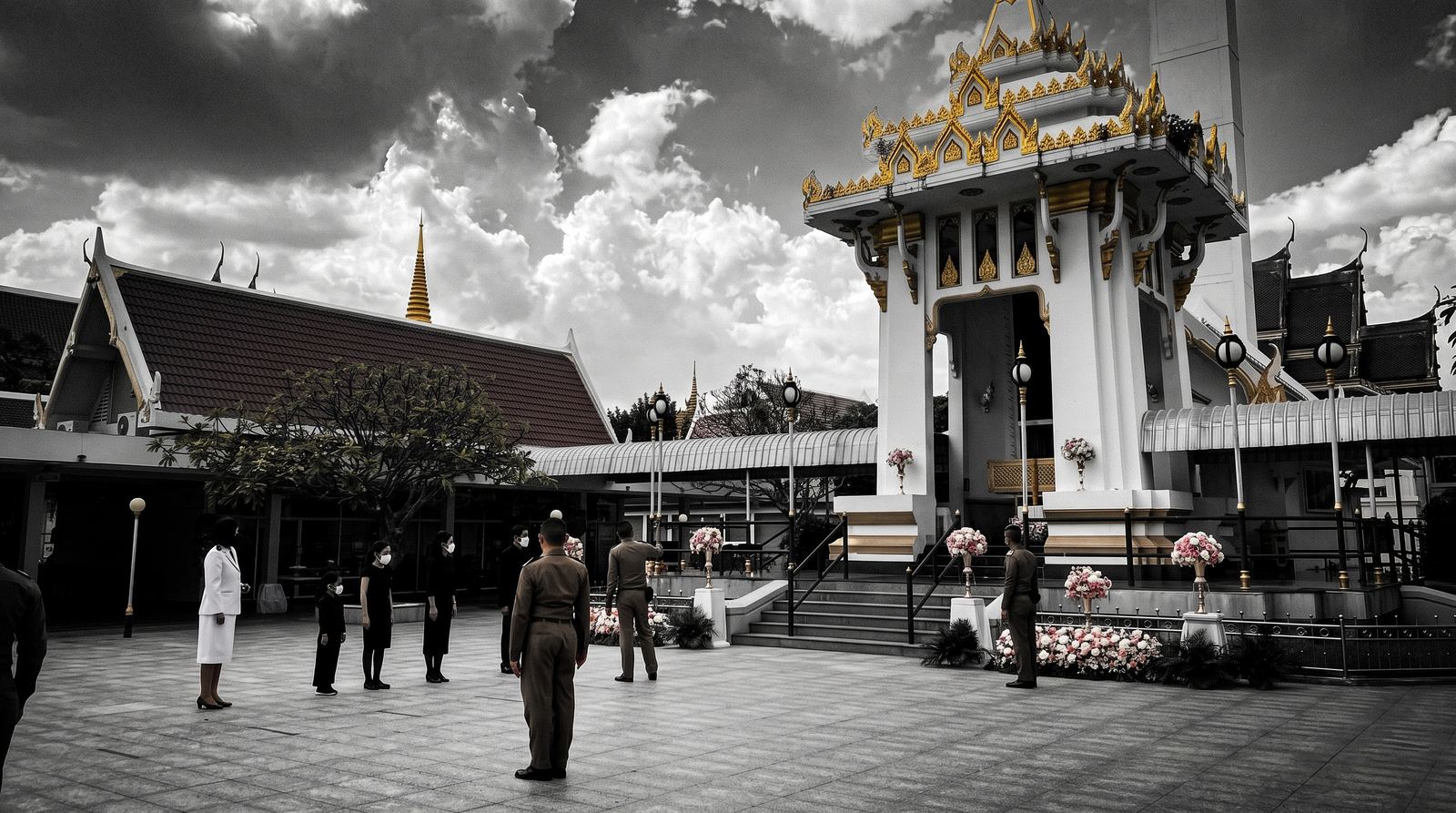 การตั้งแถวรับไฟพระราชทาน หน้าเมรุในพิธีพระราชทานเพลิงศพ
